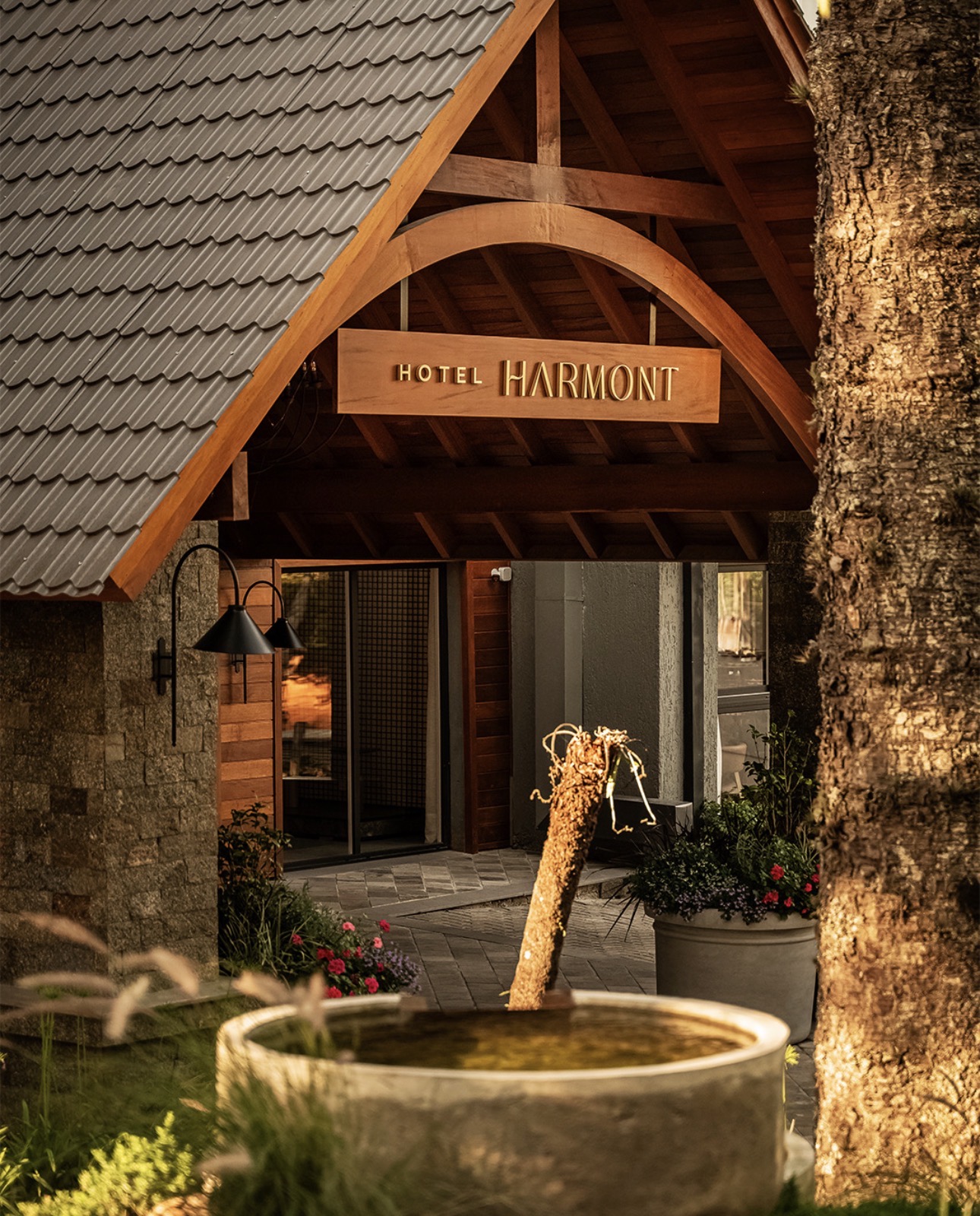 Entrada do Harmont Hotel em Gramado com letreiro em madeira