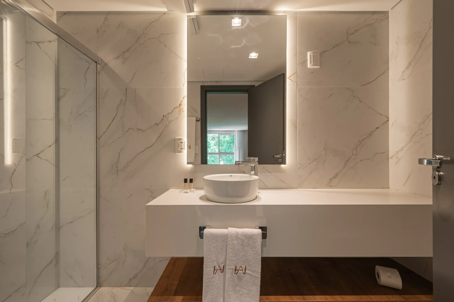 Suíte Luxo com Banheira de Hidromassagem — imagem 2