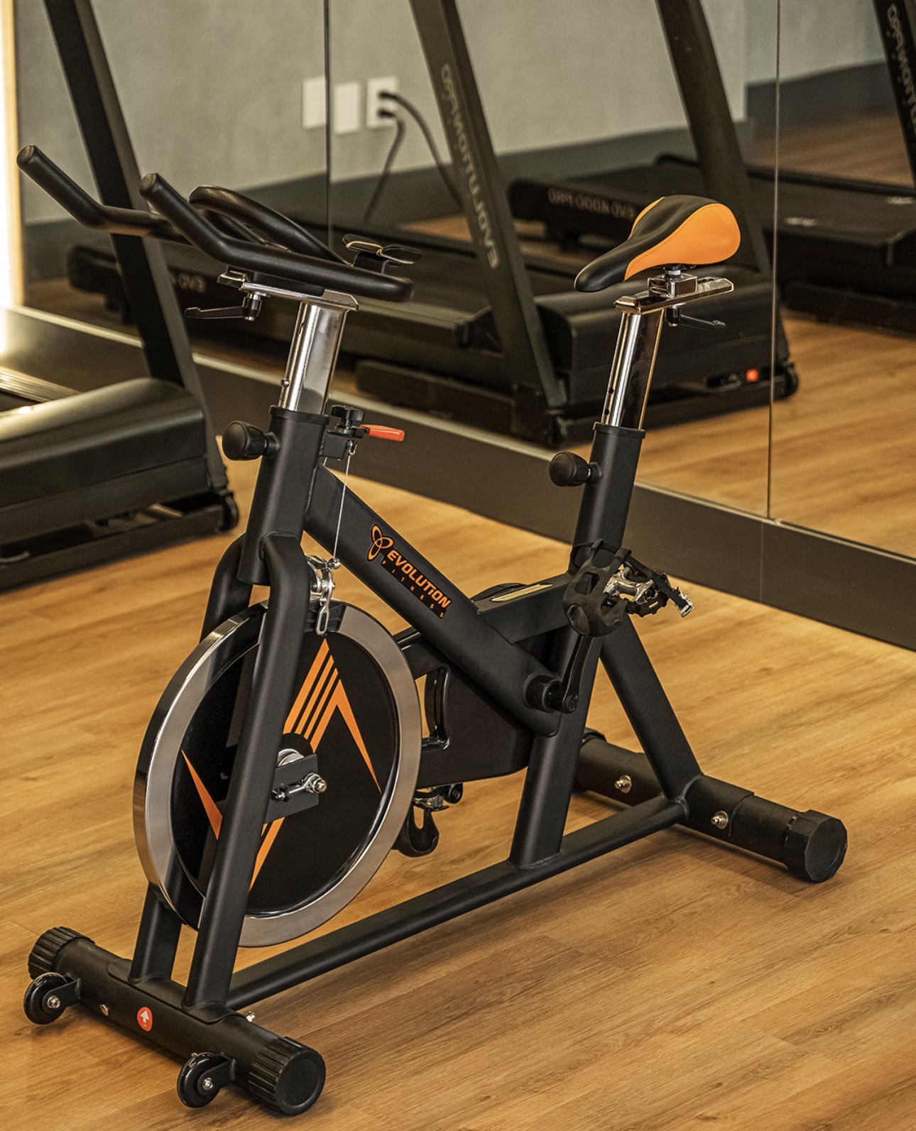 Bicicleta de spinning na academia do Harmont