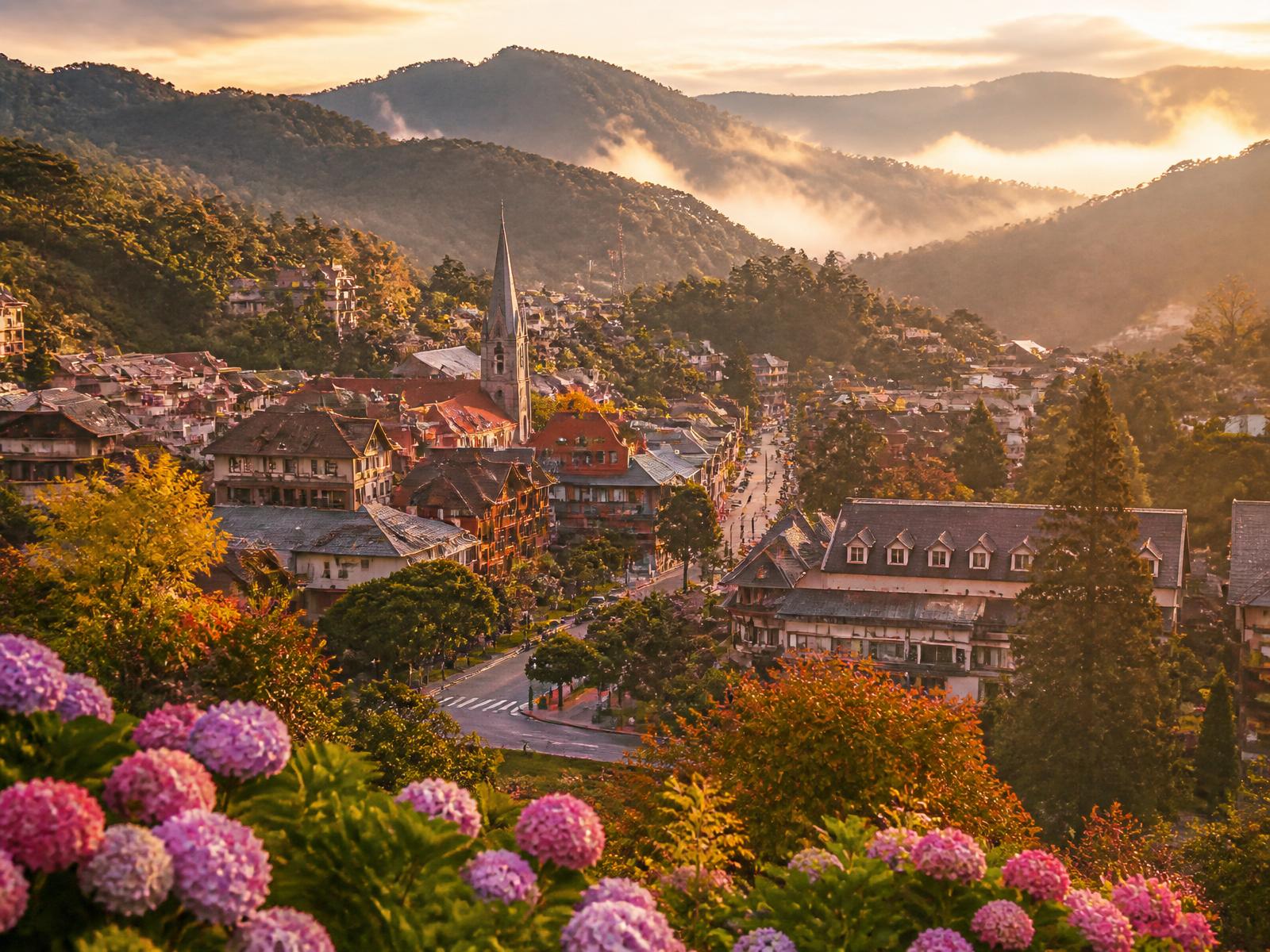 Vista de Gramado ao entardecer entre hortênsias